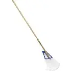 Balai à gazon bi-matière à fils ronds Revex EM avec manche en bois, idéal pour ramasser les feuilles mortes, l'herbe coupée et les déchets végétaux.