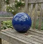 Boule décorative en céramique bleue de 20 cm de diamètre pour la décoration intérieure ou extérieure.