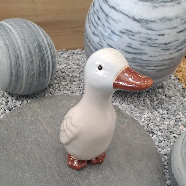 Canard décoratif en céramique pour la décoration intérieure.