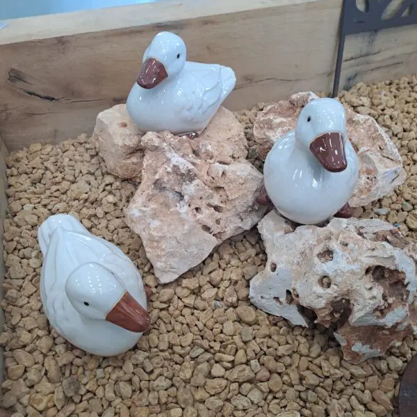 Canard décoratif en céramique au design élégant pour la décoration intérieure.