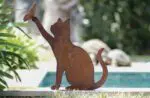 Statue de chat en métal rouillé avec papillon sur la patte sur socle 49 x 50 cm
