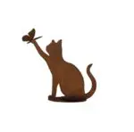 Statue de chat en métal rouillé avec papillon sur la patte, sur socle, 49 x 50 cm