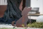 Statue chien Lucy avec laisse en métal sur socle hauteur 50 cm vue de profil