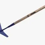 Désherbeur d'allées Revex avec manche en bois, conçu pour éliminer les mauvaises herbes entre les dalles et sur les sols gravillonnés sans déplacer les graviers.