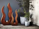 Objet décoratif en forme de flamme en métal pour la décoration intérieure ou extérieure.