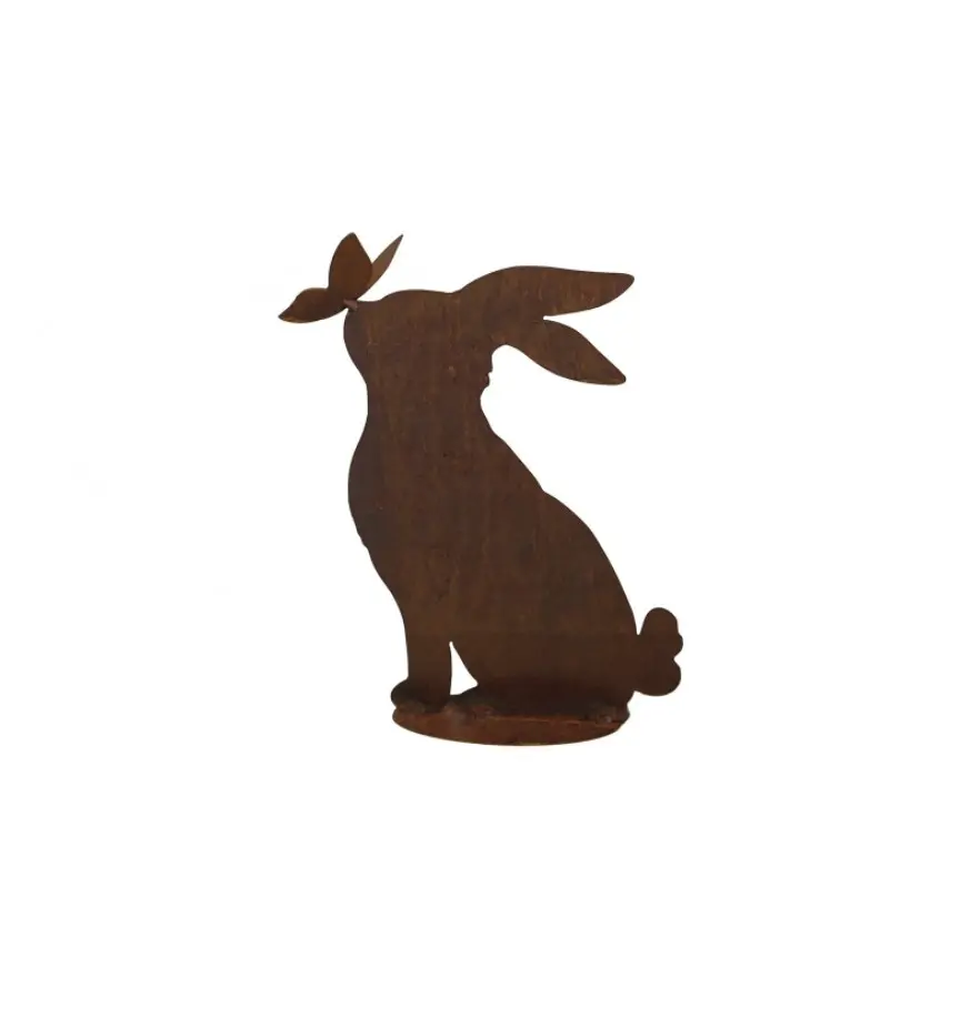 Lapin avec papillon en métal rouillé sur socle – 24 x 31 cm Statue de lapin en métal rouillé avec papillon sur socle 24 x 31 cm