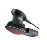Multi ponceuse électrique utilisée pour le ponçage de surfaces en bois et travaux de finition.