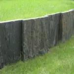Palis de schiste naturel dressé dans un aménagement paysager pour créer du relief et structurer les espaces extérieurs.
