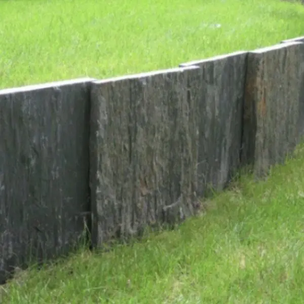 Palis de schiste naturel dressé dans un aménagement paysager pour créer du relief et structurer les espaces extérieurs.