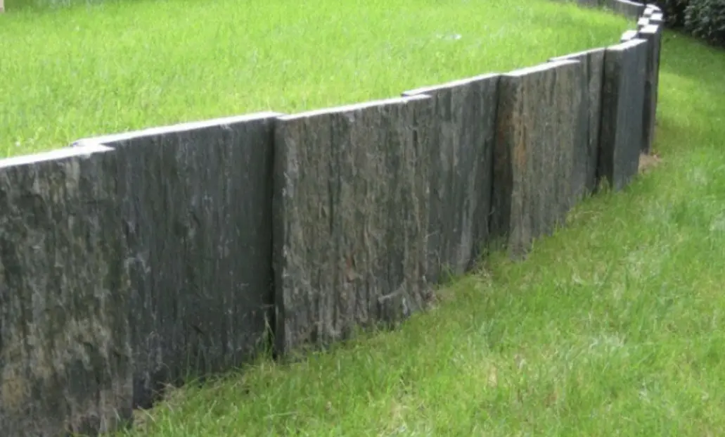 Palis de Schiste Naturel – Élément décoratif pour jardin Palis de schiste naturel dressé dans un aménagement paysager pour créer du relief et structurer les espaces extérieurs.