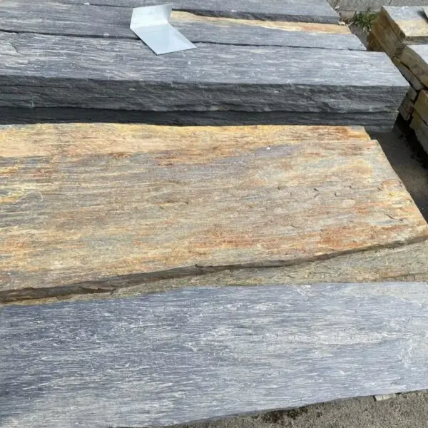 Palis de schiste naturel pour l’aménagement paysager, installé dans un jardin contemporain avec décoration minérale.