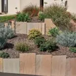 Palis en grès multicolore naturel utilisé pour structurer un jardin et créer un aménagement paysager décoratif.