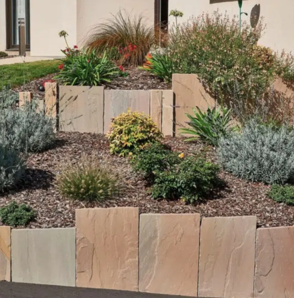 Palis en Grès Multicolore – Aménagement paysager en pierre naturelle Palis en grès multicolore naturel utilisé pour structurer un jardin et créer un aménagement paysager décoratif.