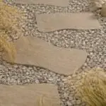 Pas japonais en grès multicolore naturel disposé dans un jardin paysager pour créer une allée décorative et fonctionnelle.