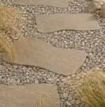 Pas japonais en grès multicolore naturel disposé dans un jardin paysager pour créer une allée décorative et fonctionnelle.