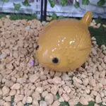 Poisson décoratif en céramique jaune FLY, dimensions 20,5 × 12 × 10 cm, pour décoration intérieure.
