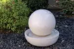 Sphère jeu d’eau en terrazzo blanc diamètre 40 cm avec plateau pour fontaine de jardin