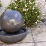 Sphère jeu d’eau en terrazzo noir diamètre 40 cm avec plateau pour fontaine de jardin