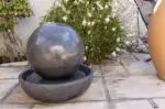 Sphère jeu d’eau en terrazzo noir diamètre 40 cm avec plateau pour fontaine de jardin