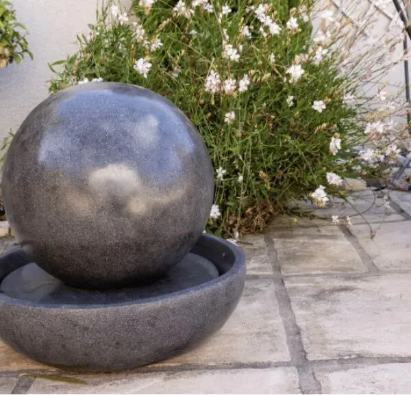 Sphère jeu d’eau en terrazzo noir diamètre 40 cm avec plateau pour fontaine de jardin