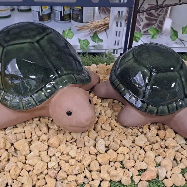 Tortue décorative en céramique verte Milo pour la décoration intérieure ou extérieure abritée.
