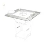 Tour de brasero carré Brazir 640 en acier inoxydable installé autour d'un brasero-plancha pour offrir un espace de pose et renforcer la sécurité.