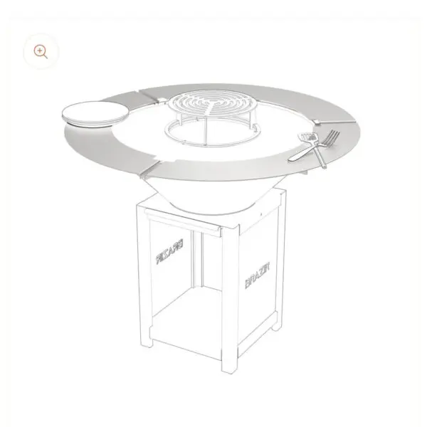 Tour de brasero rond Brazir 840 en acier inoxydable installé autour d'un brasero-plancha pour offrir un espace de pose et renforcer la sécurité.