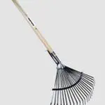 Balai bi-matière fil plat EM Revex avec manche en bois pour ramasser les feuilles et l’herbe coupée