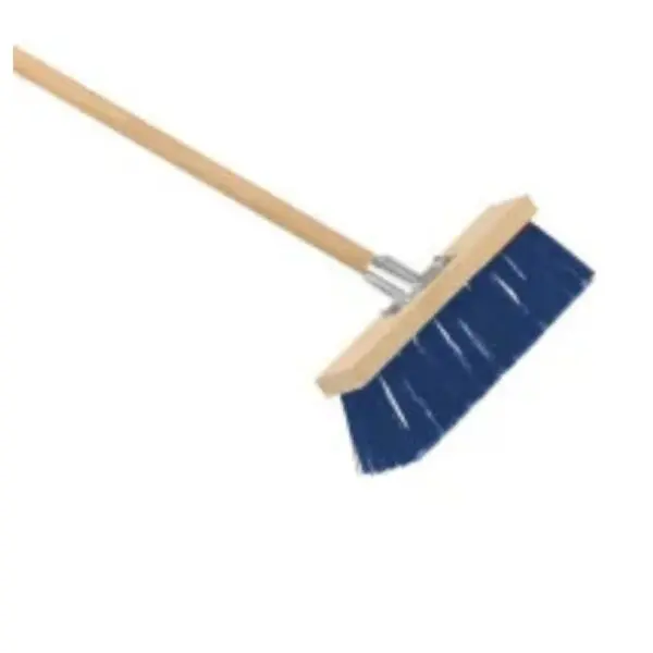 Balai cantonnier REVEX 32 cm avec manche en bois pour balayer les déchets, gravillons et poussières sur les sols extérieurs.