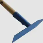 Désherbeur de voirie Revex avec manche en bois et lame acier pour retirer les mauvaises herbes des trottoirs