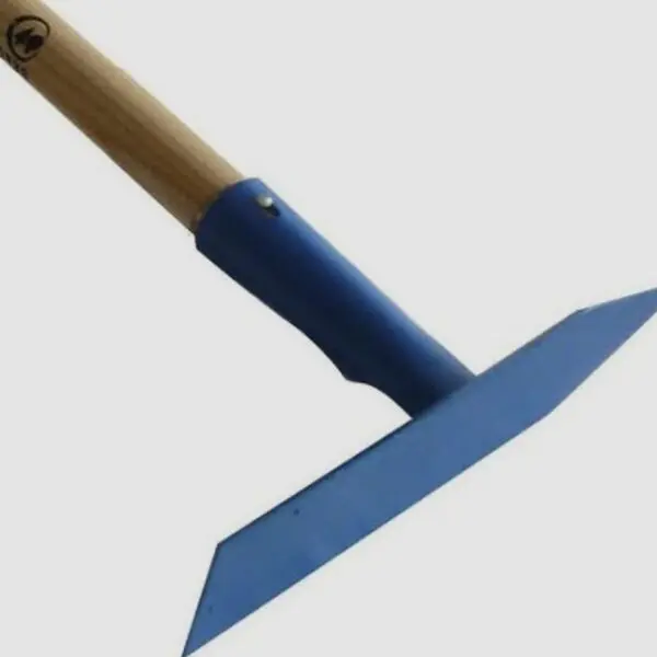 Désherbeur de voirie Revex avec manche en bois et lame acier pour retirer les mauvaises herbes des trottoirs