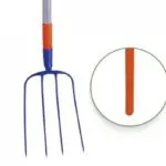 Fourche à fumier Revex 4 dents avec manche en résine orange de 135 cm pour soulever et transporter le fumier, la paille et les déchets verts.