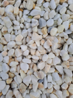 Galet décoratif en marbre blanc rosé de calibre 12 à 18 mm, idéal pour les massifs, jardinières et aménagements paysagers.