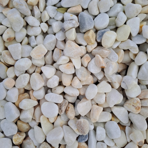 Galet décoratif en marbre blanc rosé de calibre 12 à 18 mm, idéal pour les massifs, jardinières et aménagements paysagers.
