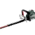 Taille-haie sans fil Metabo 18 V avec lame de 55 cm pour la taille précise des haies, arbustes et buissons.