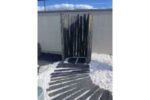 Piquet de schiste ardoisier naturel utilisé comme élément décoratif dans un aménagement paysager de jardin.
