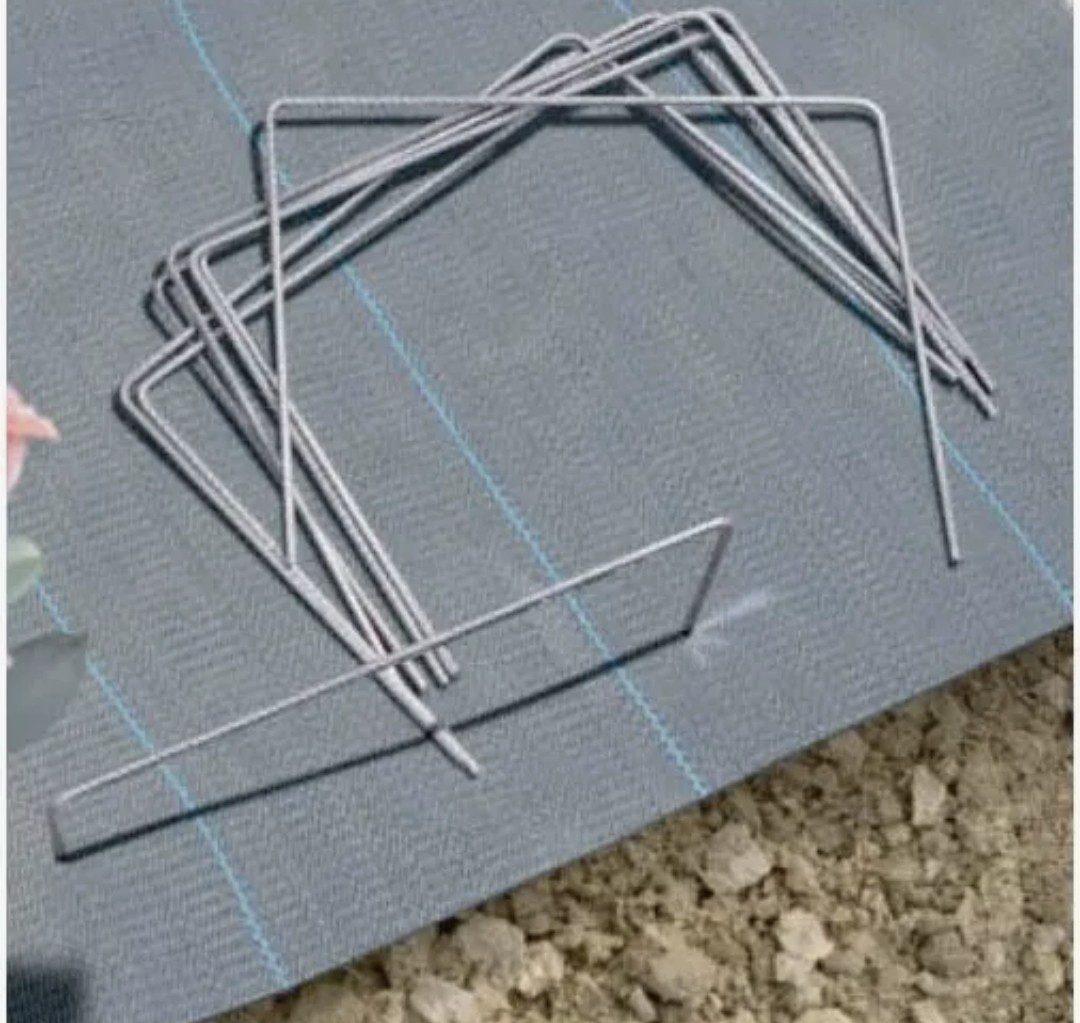 50 agrafes de fixation métalliques 20×20×20 mm – fixations robustes pour jardin 50 agrafes de fixation métalliques 20×20×20 mm – fixations robustes pour jardin