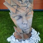 Sculpture tête de femme style cubiste en béton aux formes géométriques