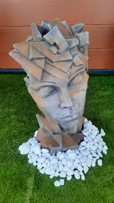 Tête de femme style cubiste – Sculpture décorative Sculpture tête de femme style cubiste en béton aux formes géométriques