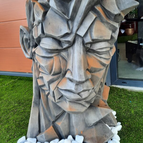 Sculpture tête d’homme style cubiste en béton aux formes géométriques