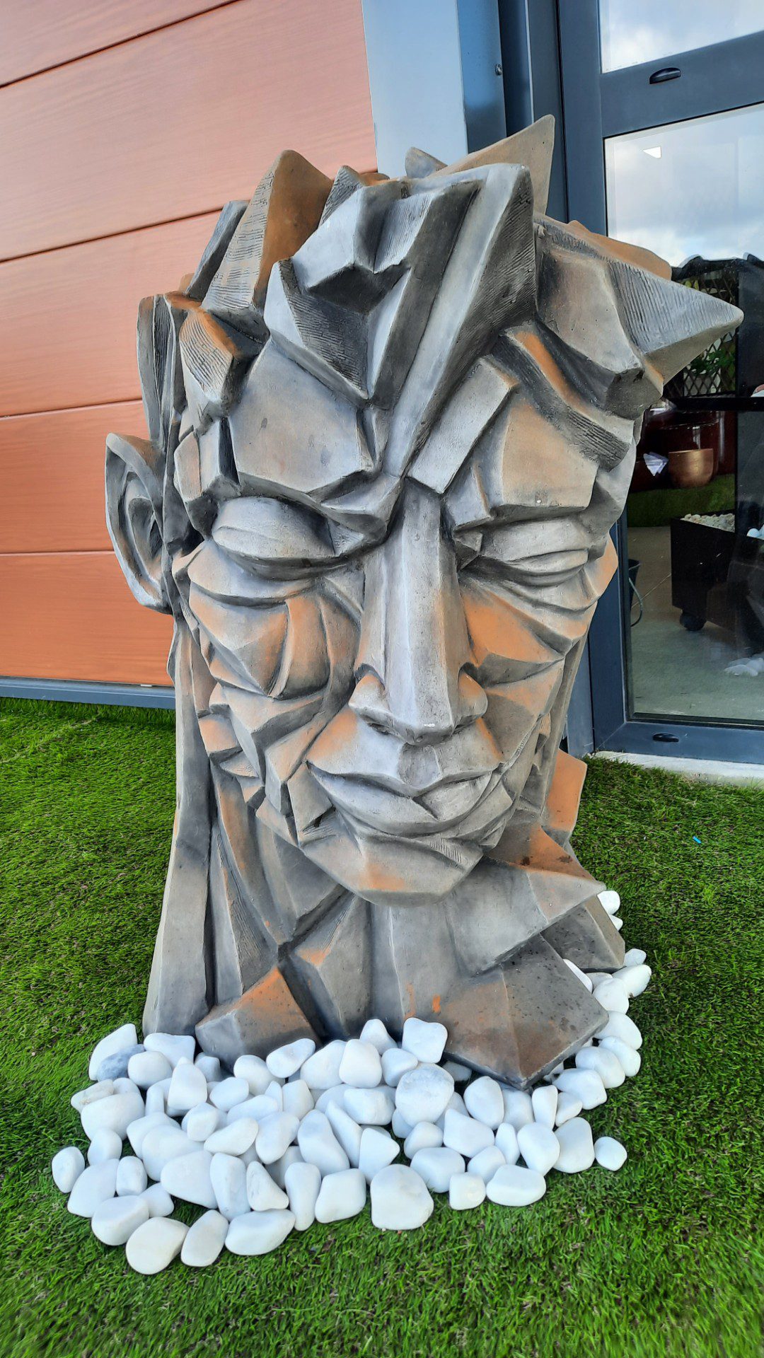 Tête d’homme style cubiste – Sculpture décorative Sculpture tête d’homme style cubiste en béton aux formes géométriques