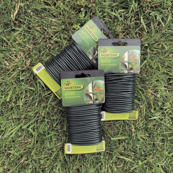 Lien mousse vert pour attacher plantes fragiles aux tuteurs au jardin