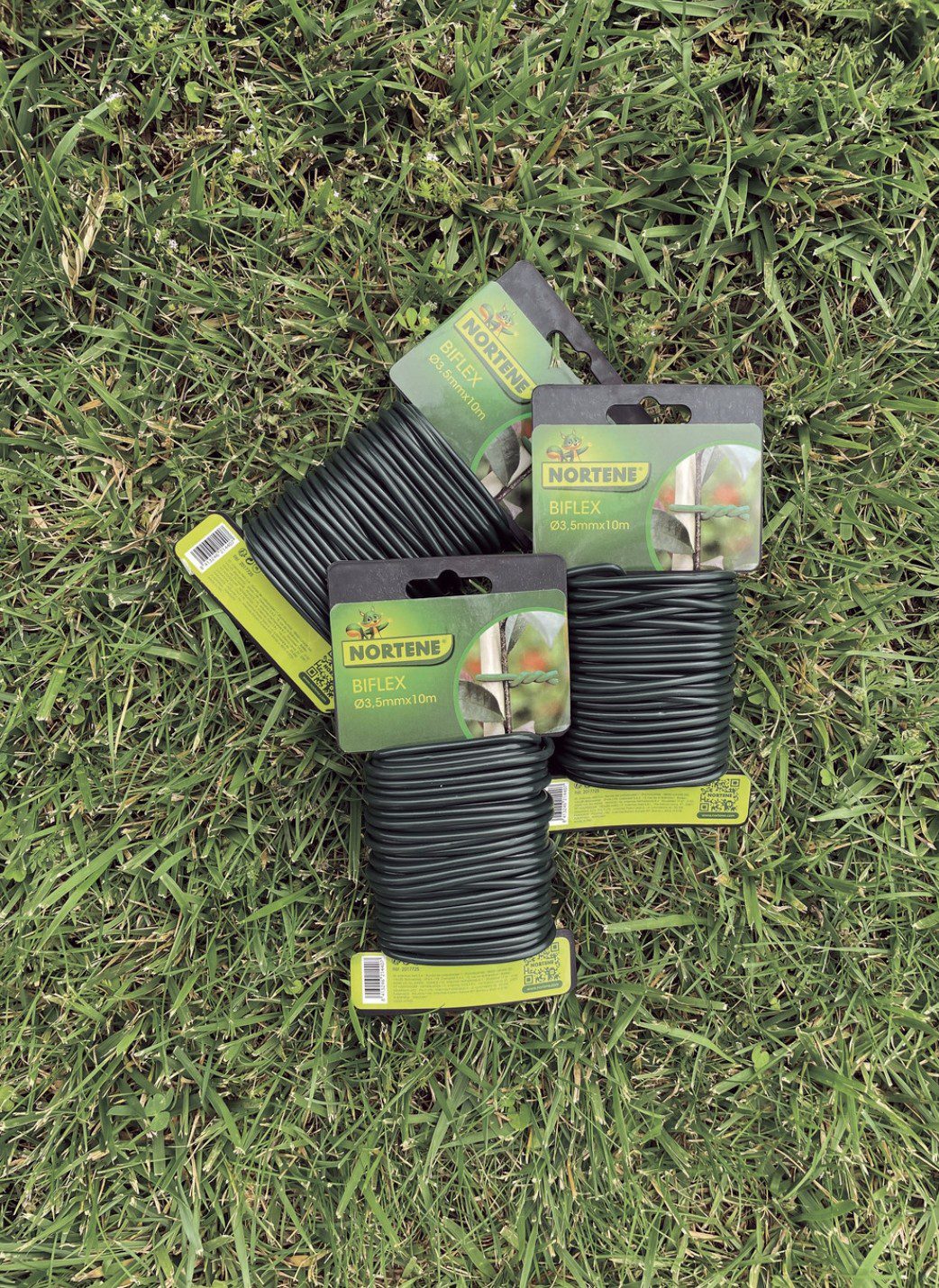 Lien mousse vert pour fixation délicate de plantes Lien mousse vert pour attacher plantes fragiles aux tuteurs au jardin