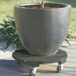 Support roule-pot en bois teinté anthracite avec roulettes pour pot de jardin ou pot de fleurs