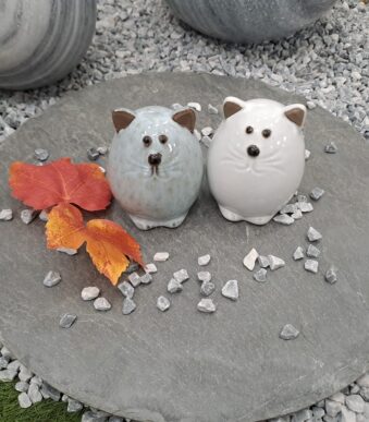 Chat décoratif en céramique blanc et gris — statuette chat design pour décoration intérieure.