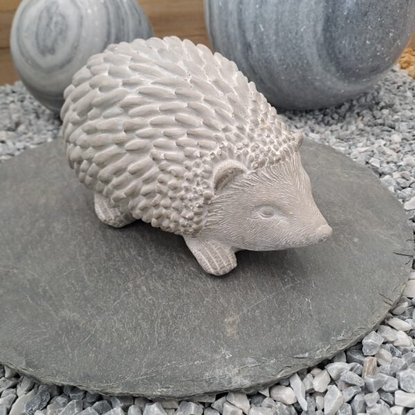 Hérisson décoratif en ciment gris 25 × 15 × 14 cm pour décoration intérieure ou extérieure.