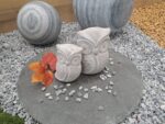 "Duo de hiboux décoratifs en ciment gris"