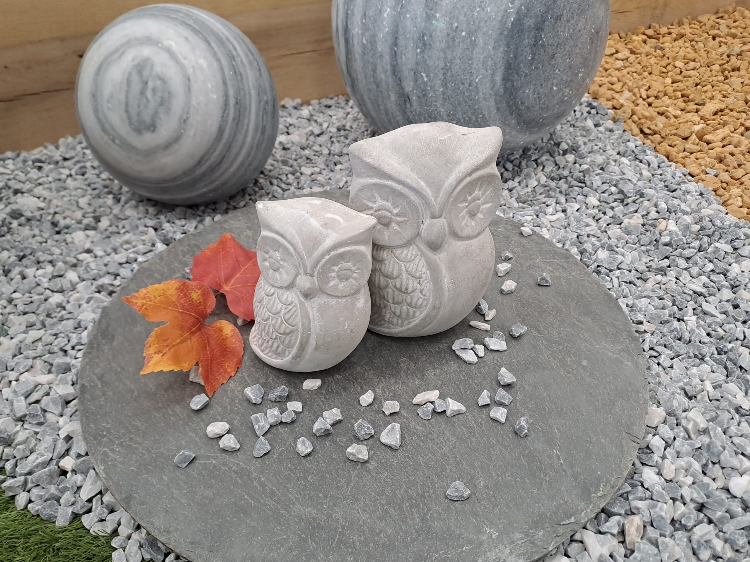 Ensemble de deux hiboux en ciment gris, parfaits pour jardin et intérieur. "Duo de hiboux décoratifs en ciment gris"