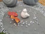 Oiseau décoratif en céramique blanche de petite taille pour décoration intérieure ou extérieure.