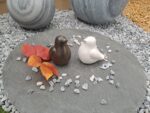 Oiseaux décoratifs en céramique blanc et bronze pour décoration intérieure ou extérieure.
